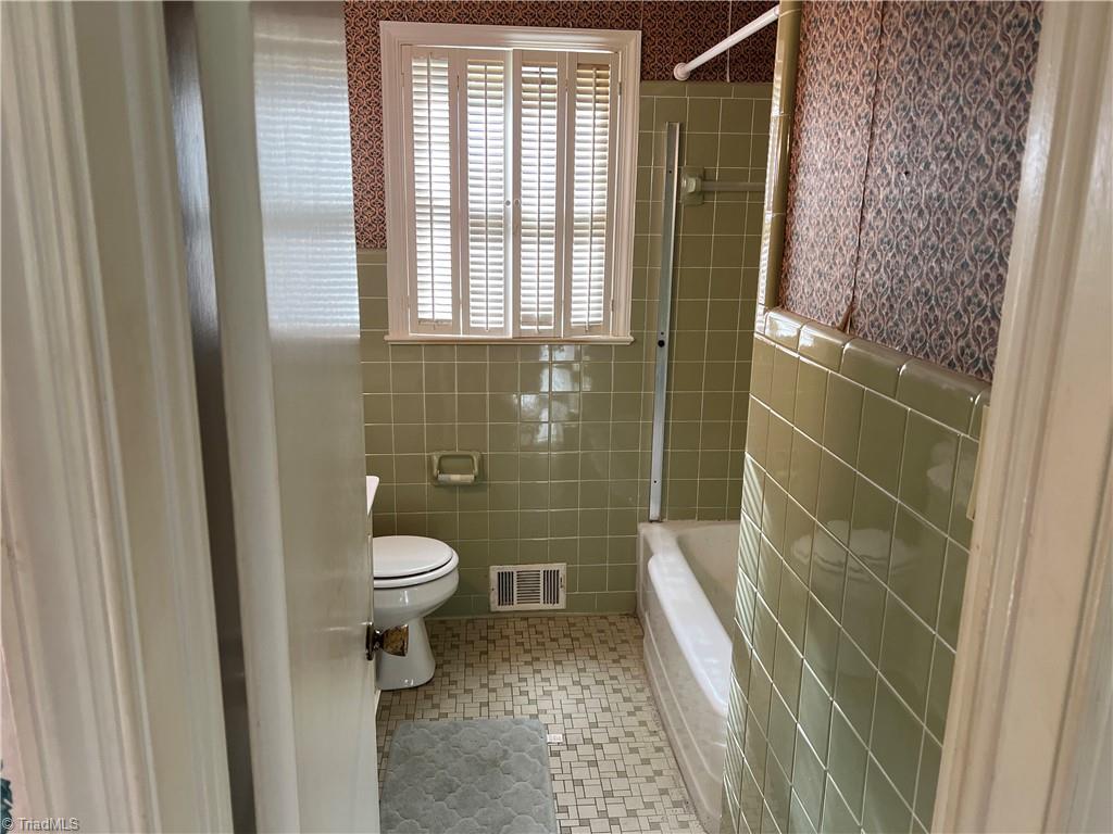2183 Rowe Road Lexington, NC 27295 - Photo 17 of 42 Secondary bathroom with tile floor.