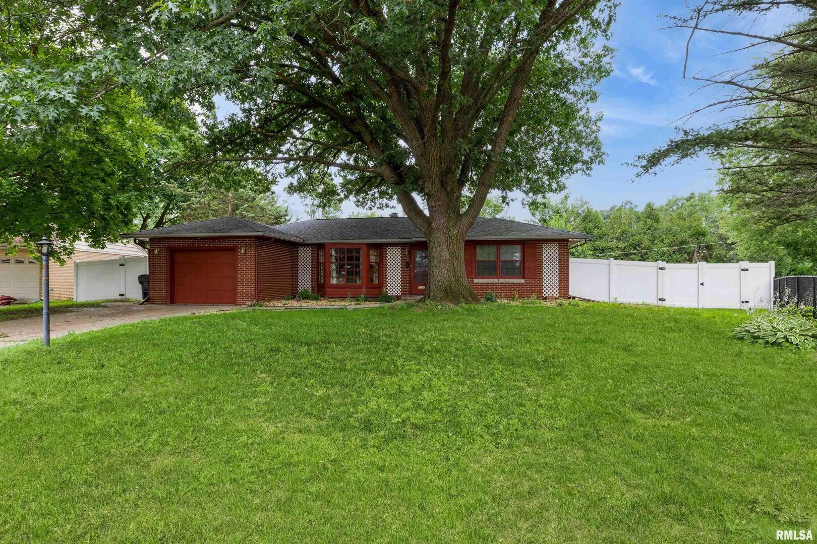 1136 Bobetta Court Clinton, IA 52732 - Photo 2 of 28