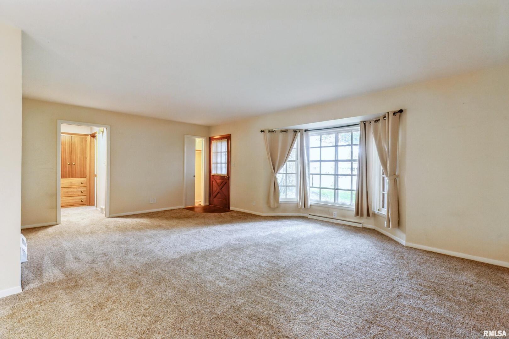 1136 Bobetta Court Clinton, IA 52732 - Photo 4 of 28