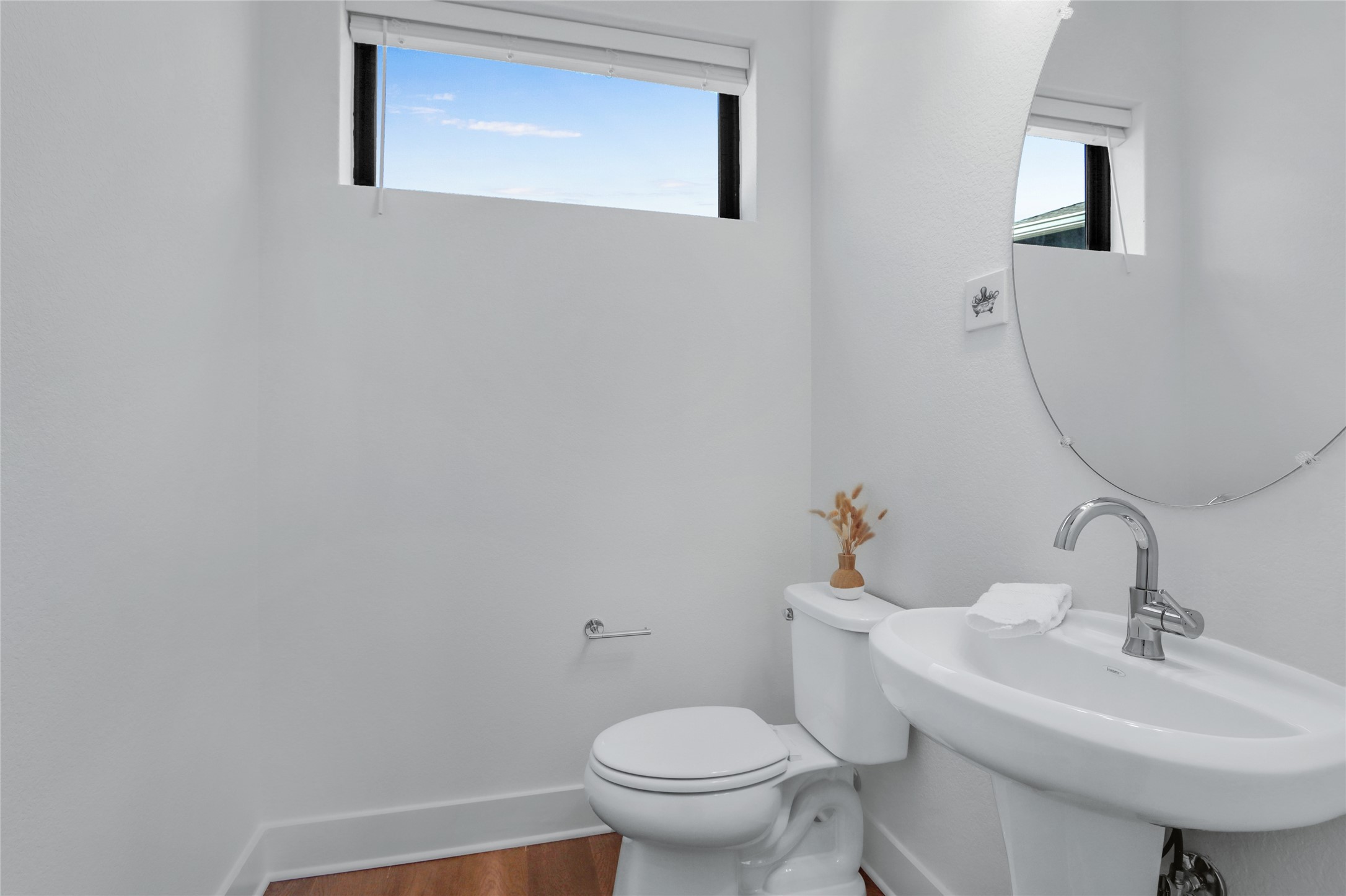 2050 Lohmans Spur Road, Unit 501 Lakeway, TX 78738 - Photo 15 of 40 a bathroom with a toilet a sink and mirror