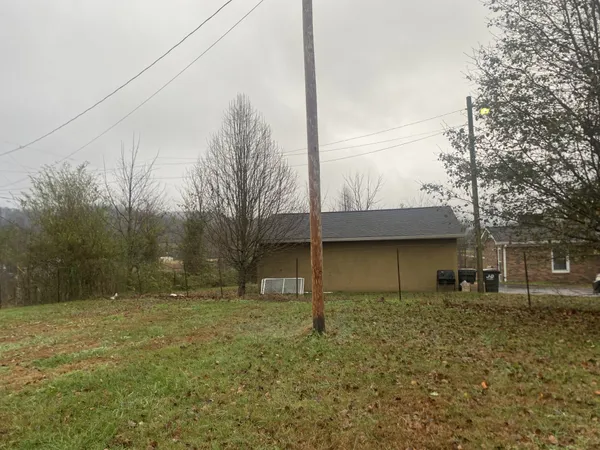 a house view with backyard space