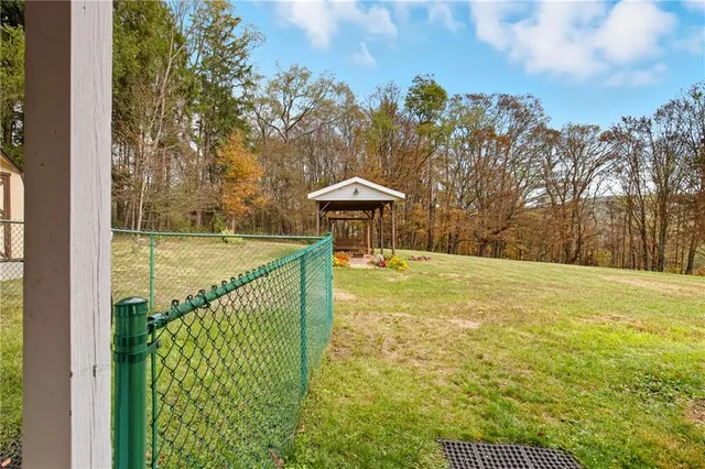 a view of a backyard