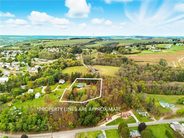 a view of a yard with a house