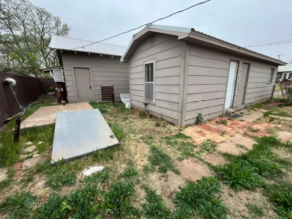 $180,000 | 300 Ave E Northwest, Childress, TX 79201
