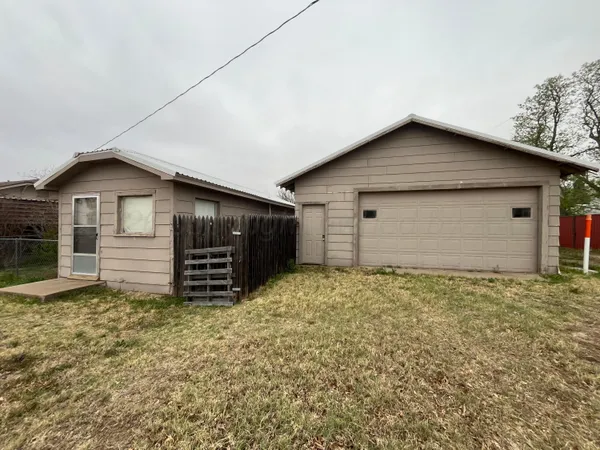 $180,000 | 300 Ave E Northwest, Childress, TX 79201