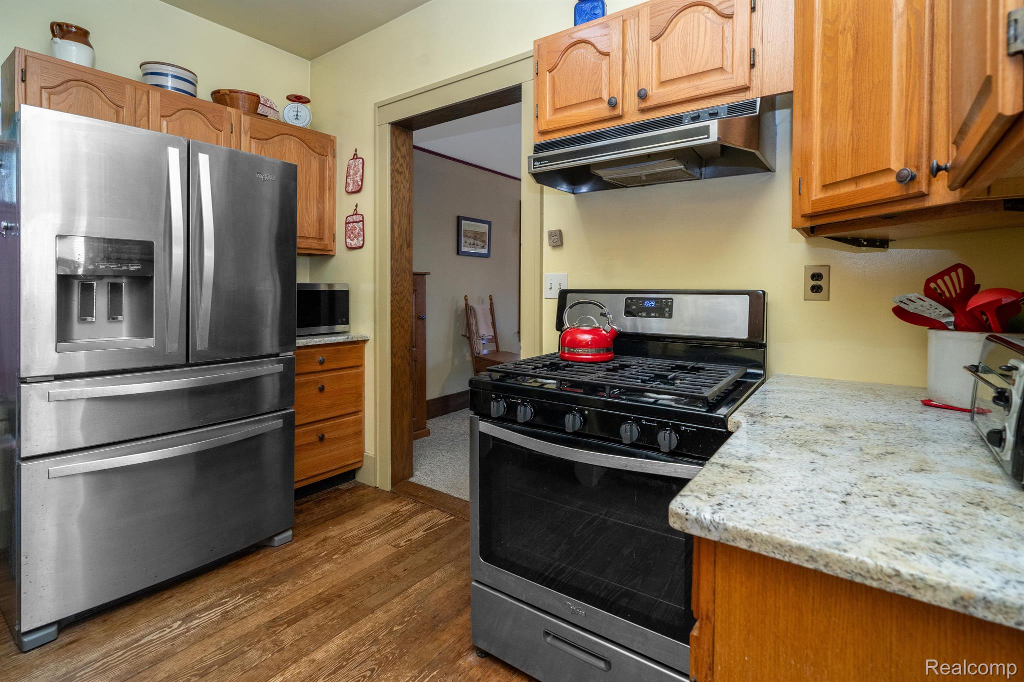 8675 Canal Road Sterling Heights, MI 48314 - Photo 13 of 48 Kitchen with modern appliances