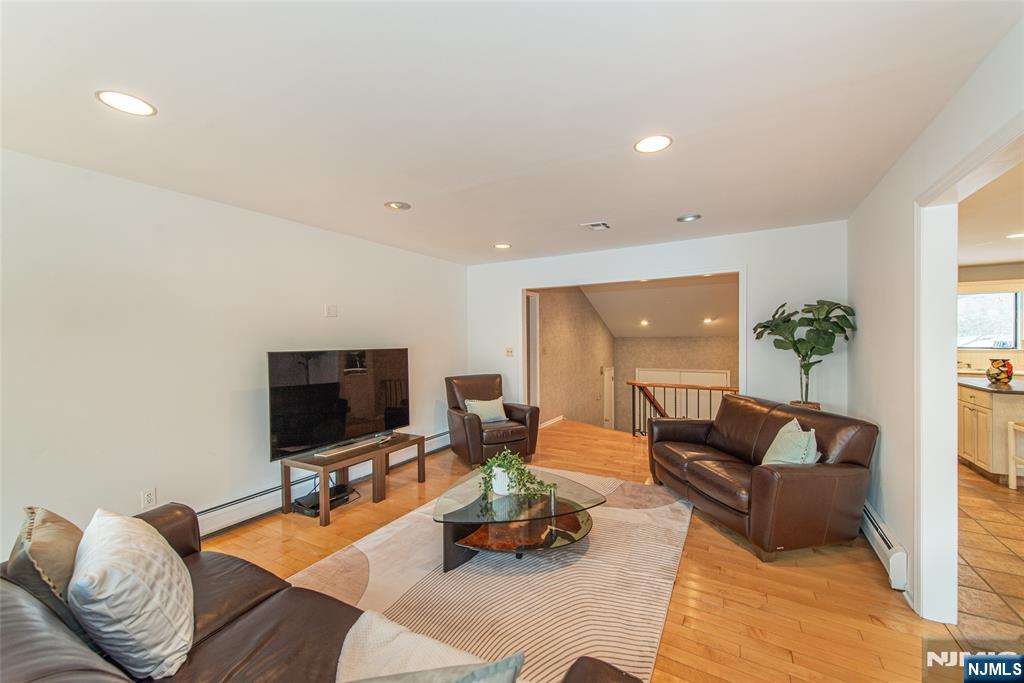 36 Yellow Brick Road Wayne, NJ 07470 - Photo 5 of 44