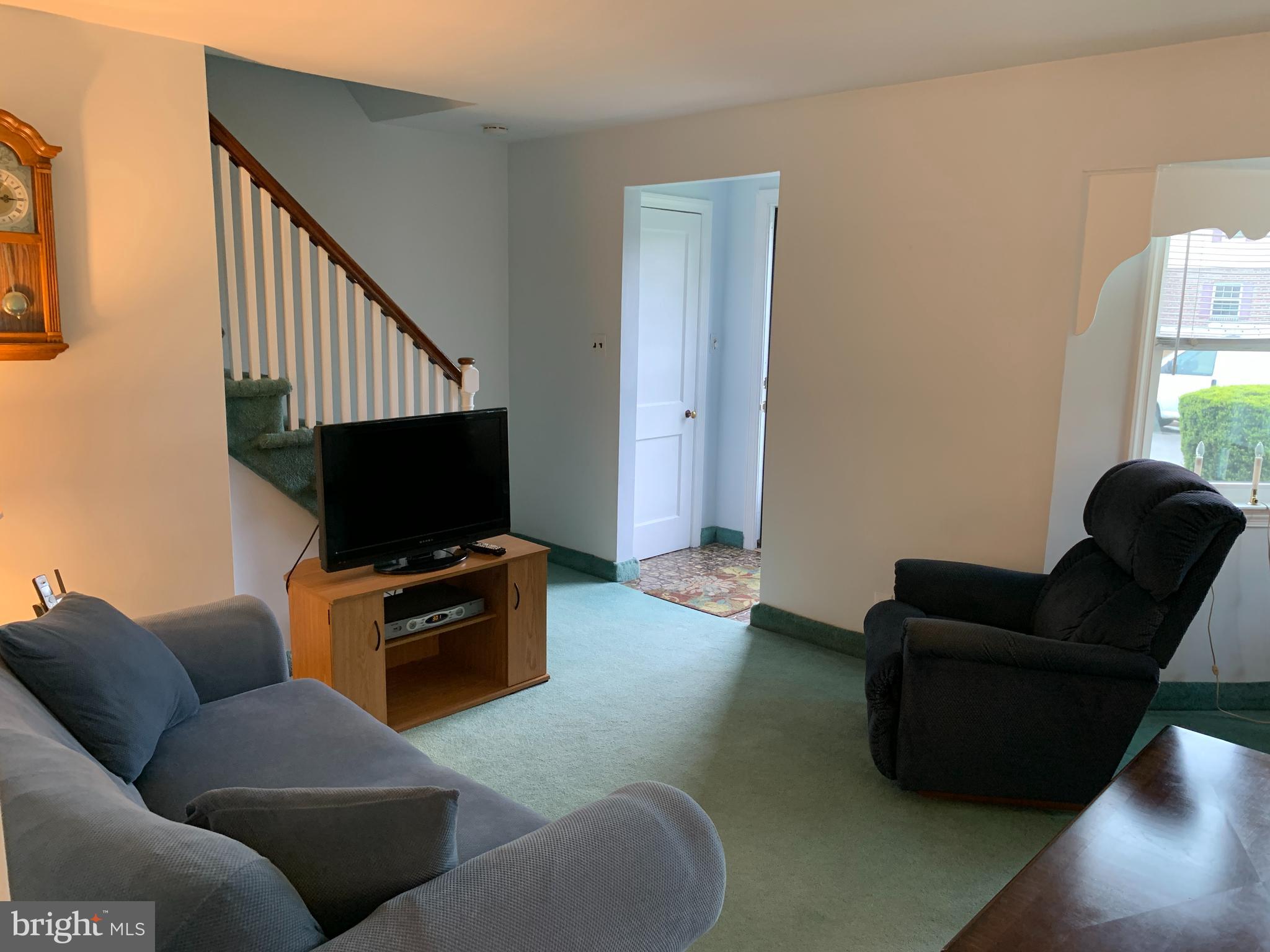 124 Rambling Way Springfield, PA 19064 - Photo 3 of 35 Living Room looking to front door