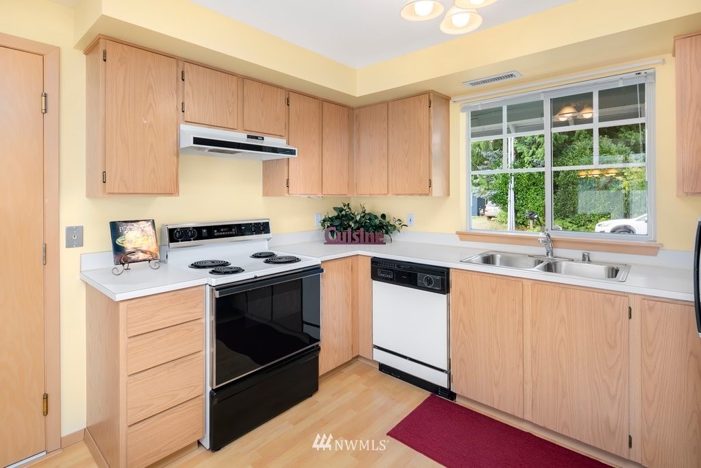 10932 Southeast 170th Street Renton, WA 98055 - Photo 5 of 23 Gallery Image 5