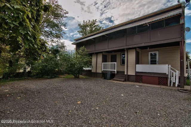 a view of a house with a backyard
