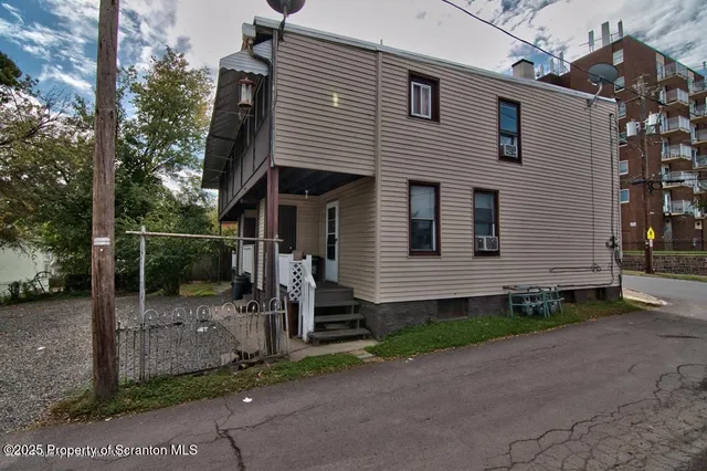 a view of a house with backyard