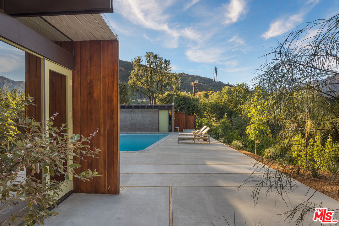 272 Mesa Lila Road Glendale, CA 91208 - Photo 20 of 46 a view of back yard of the house