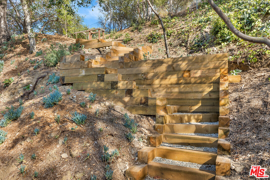 272 Mesa Lila Road Glendale, CA 91208 - Photo 38 of 46 a backyard of a house