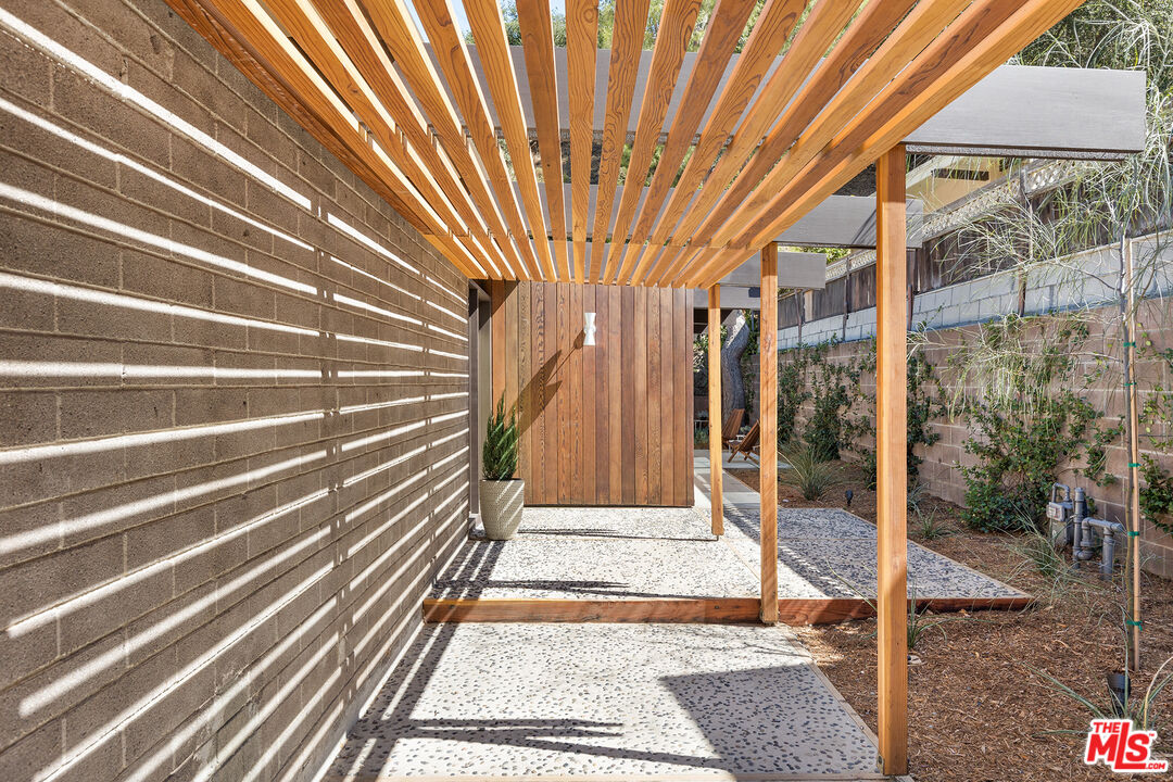 272 Mesa Lila Road Glendale, CA 91208 - Photo 4 of 46