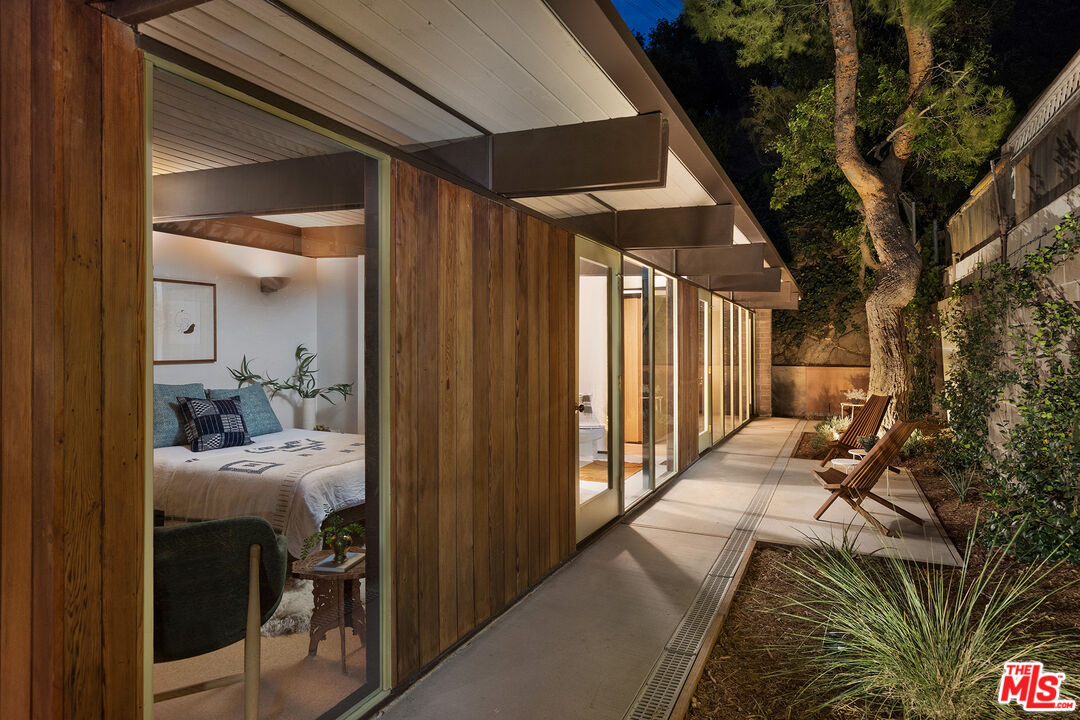 272 Mesa Lila Road Glendale, CA 91208 - Photo 43 of 46 a view of a house with a balcony