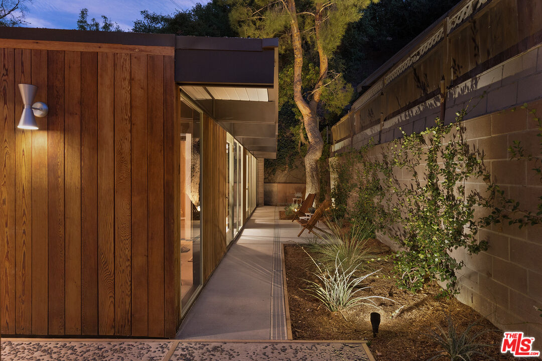272 Mesa Lila Road Glendale, CA 91208 - Photo 44 of 46 a view of a pathway of a building