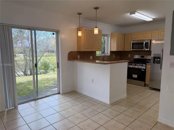 $2,600 | 2199 Northwest 77th Way, Unit 104, Pembroke Pines, FL 33024