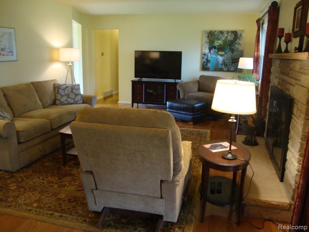 5189 Van Slyke Road Flint, MI 48507 - Photo 7 of 22 DSC00233.jpg