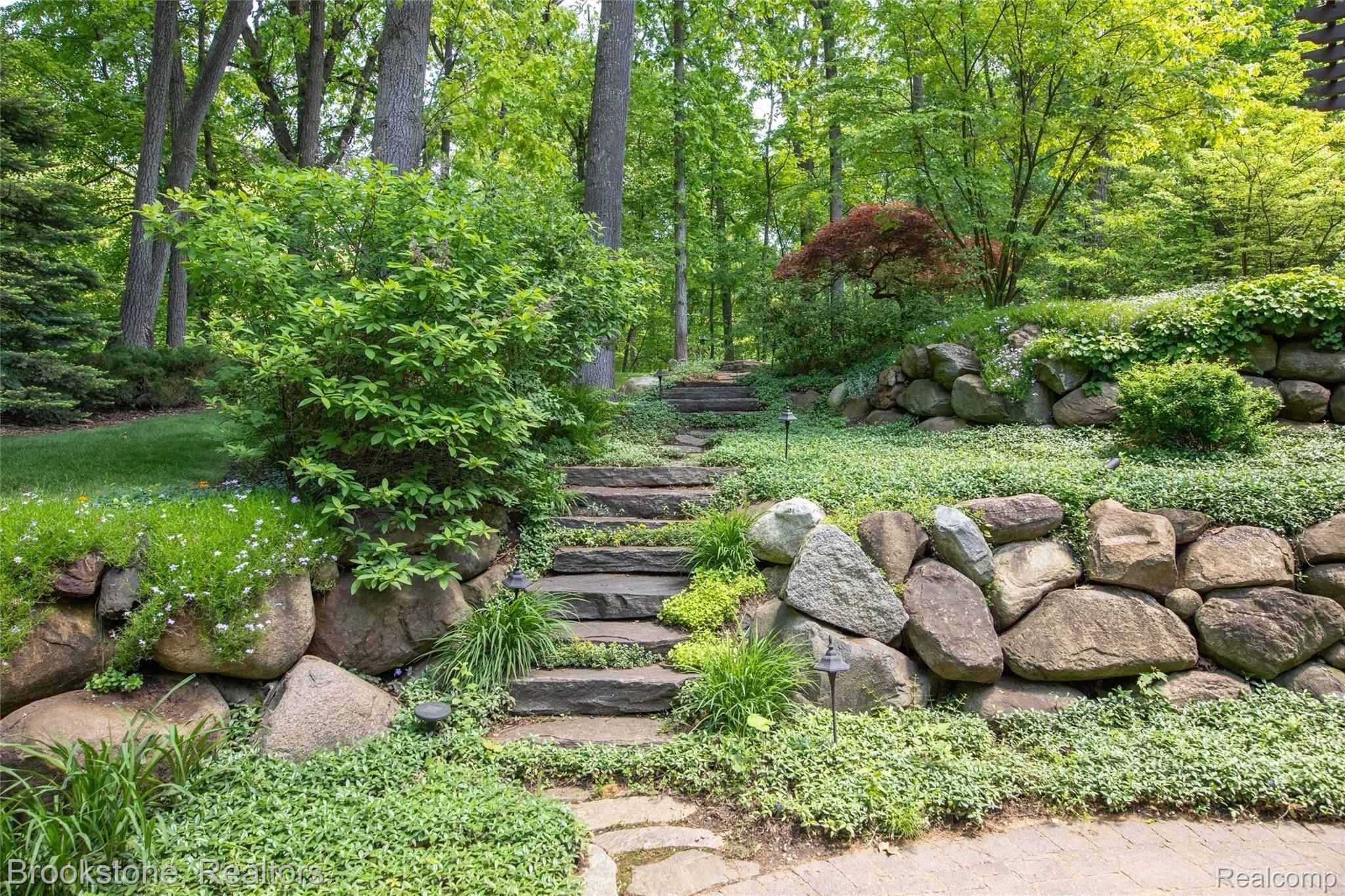 7868 Holcomb Road Clarkston, MI 48348 - Photo 11 of 60 Premium Hardscaping