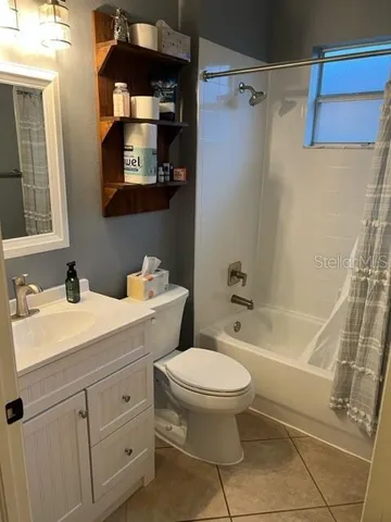 a view of empty room with a ceiling fan