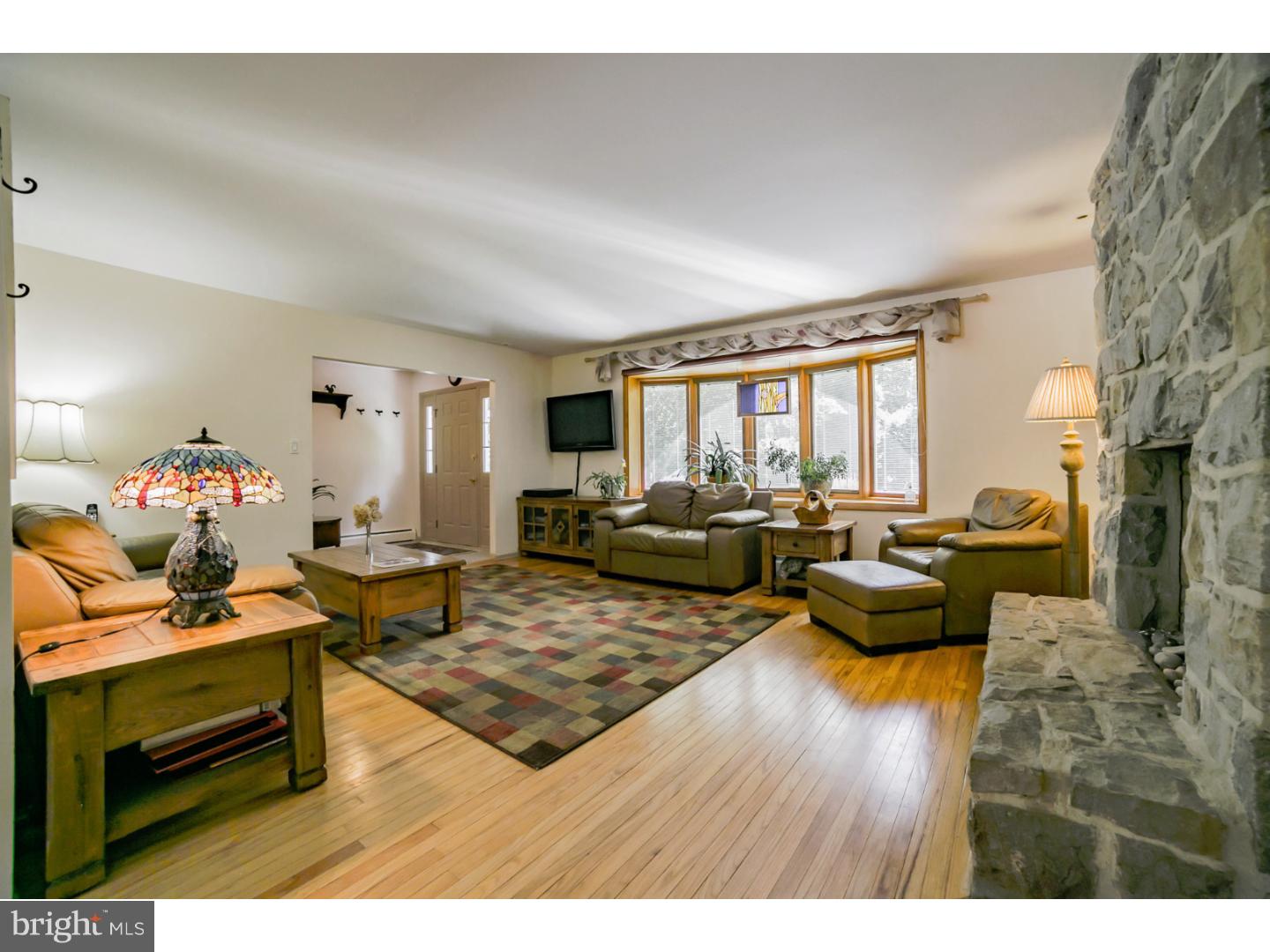 27 Glenview Road Phoenixville, PA 19460 - Photo 4 of 25 Living Room