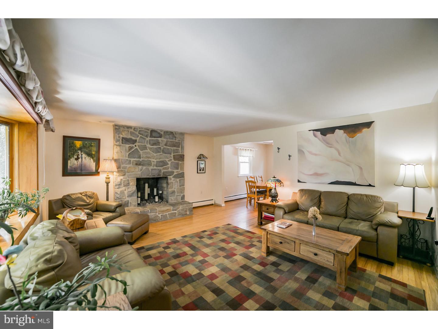 27 Glenview Road Phoenixville, PA 19460 - Photo 5 of 25 Living Room