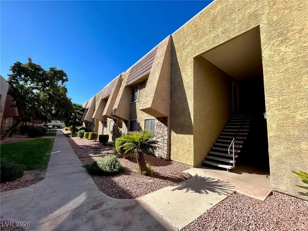 $1,300 | 5440 River Glen Drive, Unit 389, Las Vegas, NV 89103