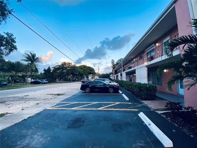 $1,700 | 1560 Northeast 127th Street, Unit 203, North Miami, FL 33161