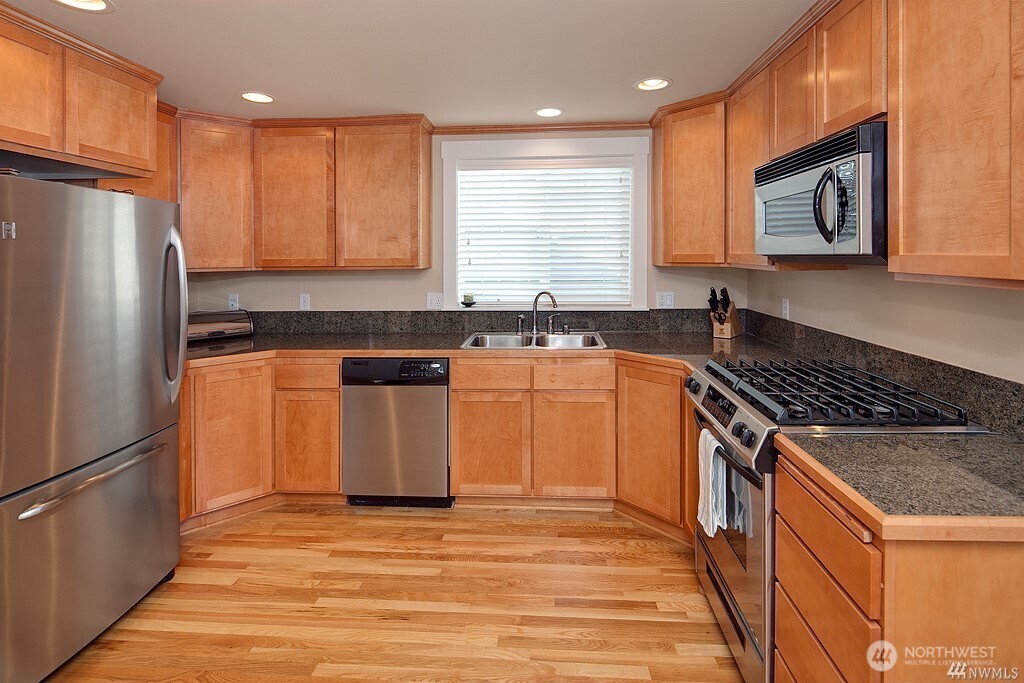 213 15th Avenue Seattle, WA 98122 - Photo 4 of 13