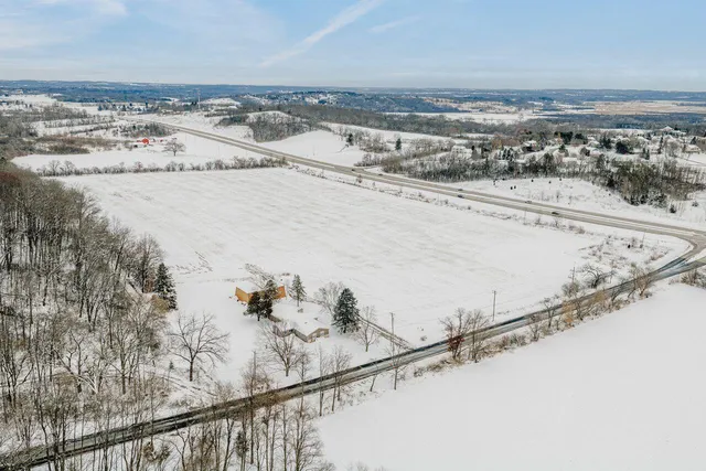 $999,000 | S78W30182 Sugden Road, Mukwonago, WI 53149