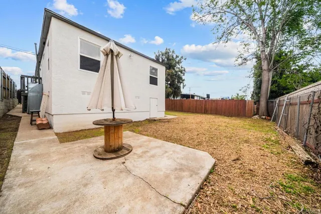 a view of a house with backyard and garden