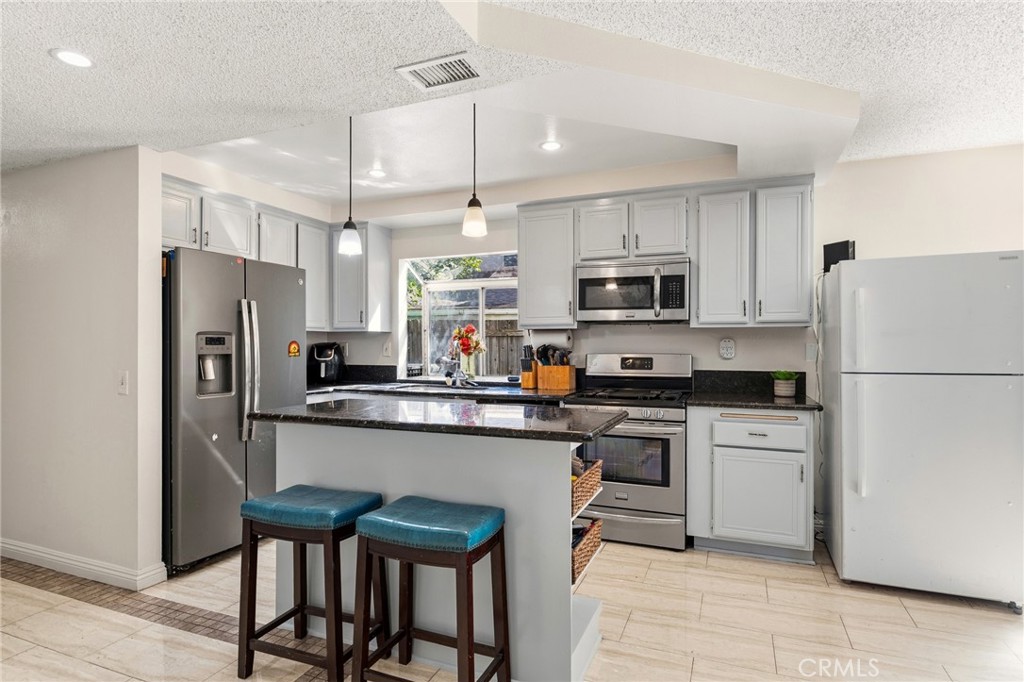 11545 Honeyglen Road Pacoima, CA 91331 - Photo 6 of 28