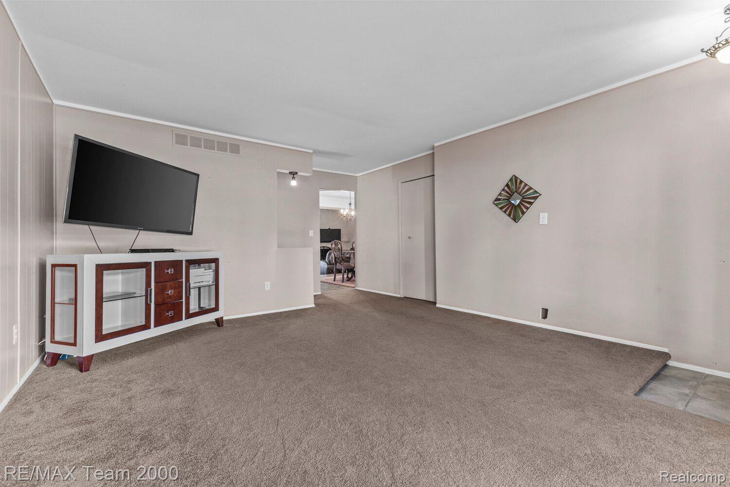 43139 Avon Road Canton, MI 48187 - Photo 4 of 27 Gallery Image 4