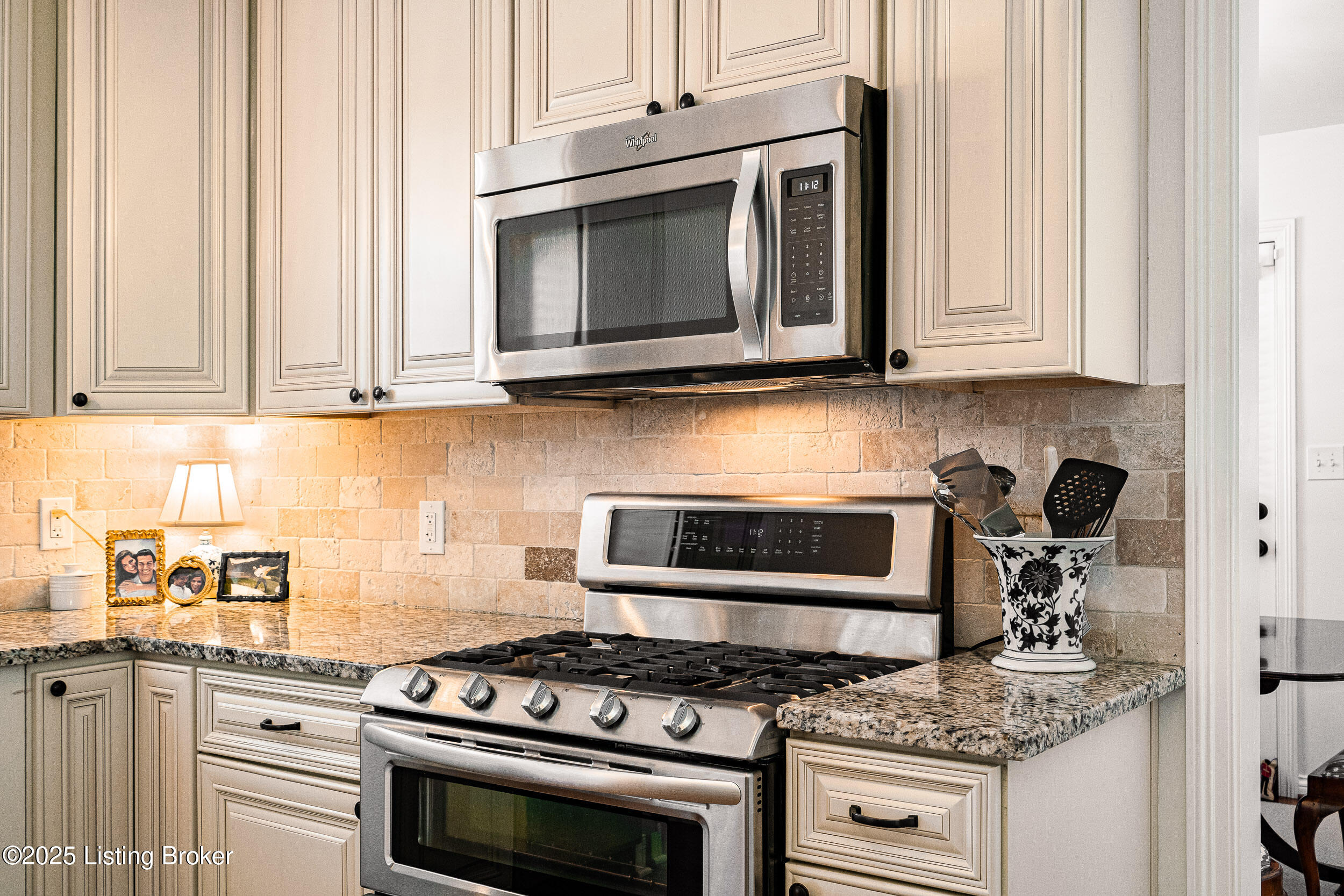 208 Bramton Road Louisville, KY 40207 - Photo 22 of 58 208 Bramton Rd-36