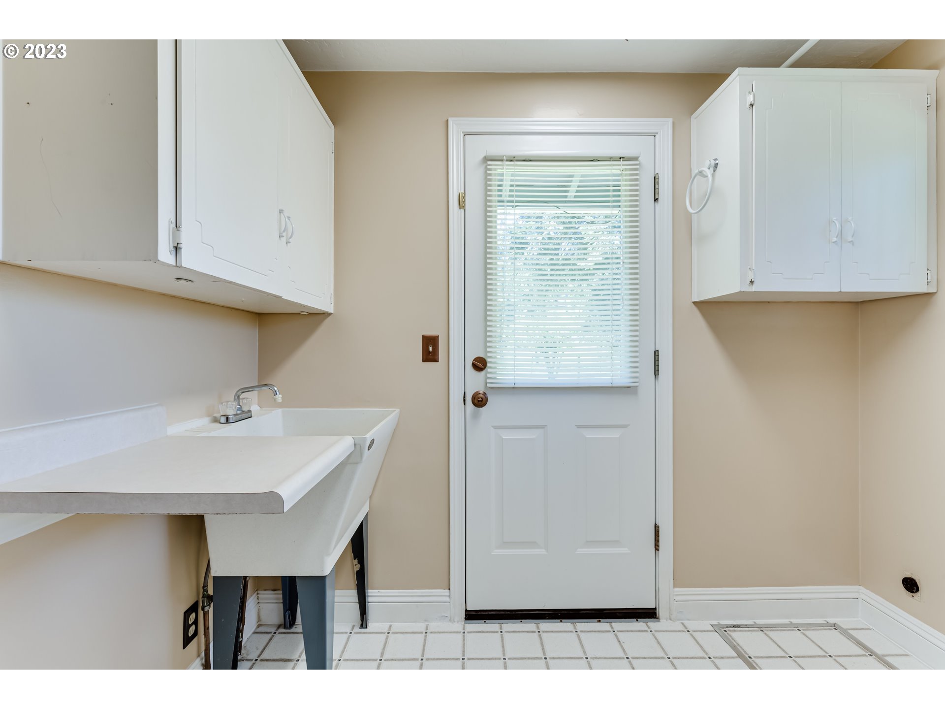 34886 Mathews Road Eugene, OR 97405 - Photo 17 of 48 a view of kitchen with furniture and wooden floor