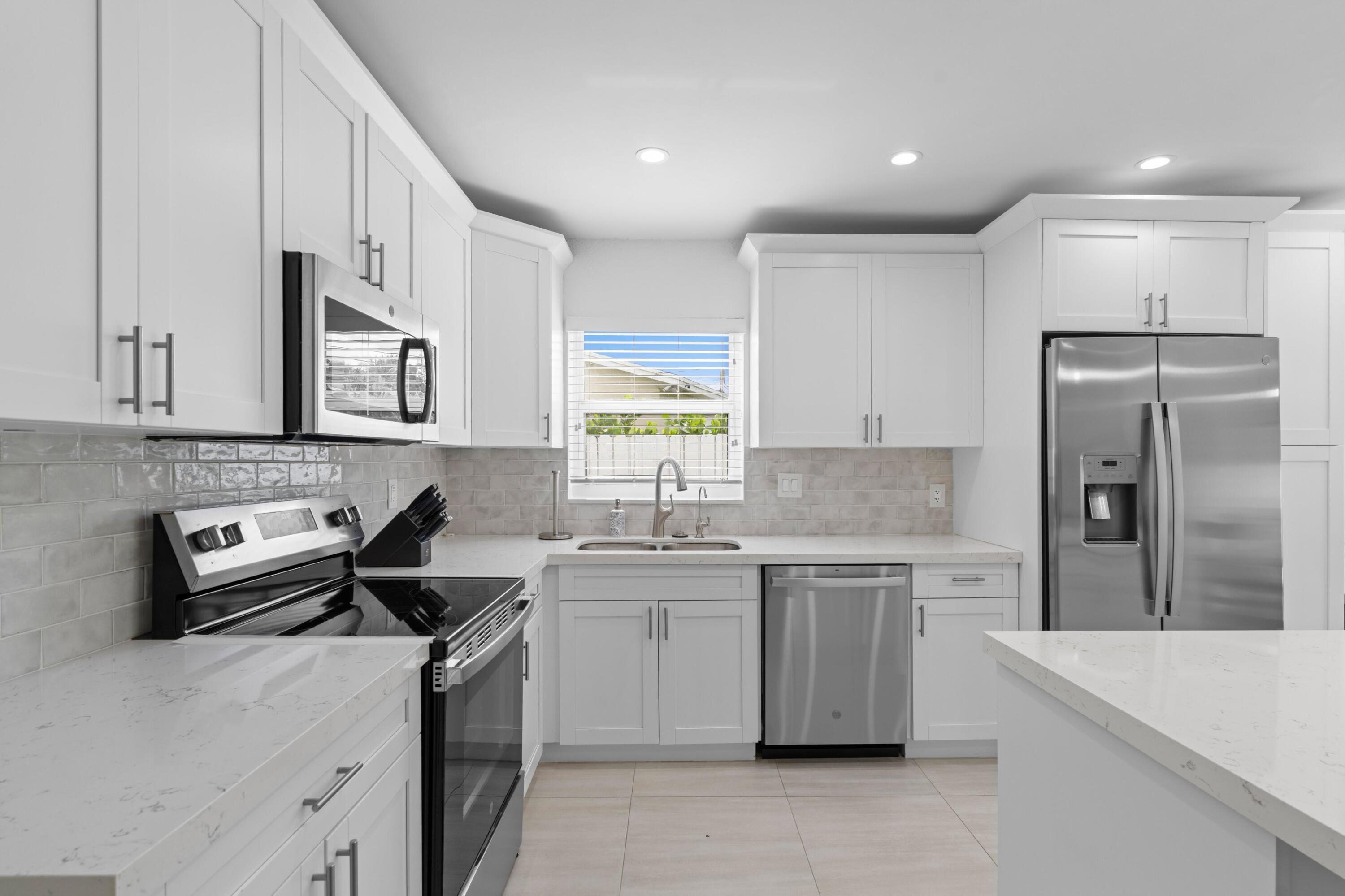 124 Oregon Lane Boca Raton, FL 33487 - Photo 8 of 39 Kitchen