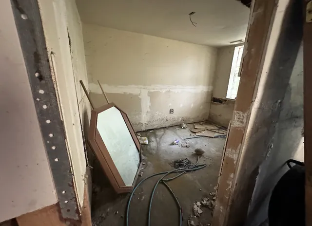 a view of a livingroom with furniture