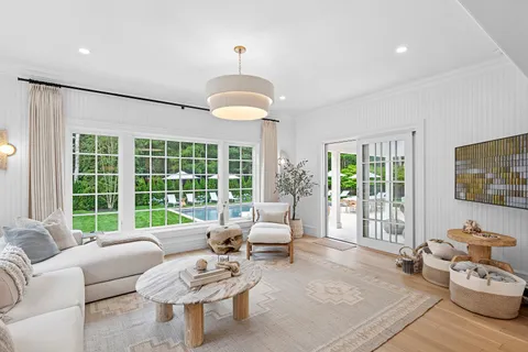 $6,350,000 | 8 Barclay Court, East Hampton, NY 11937