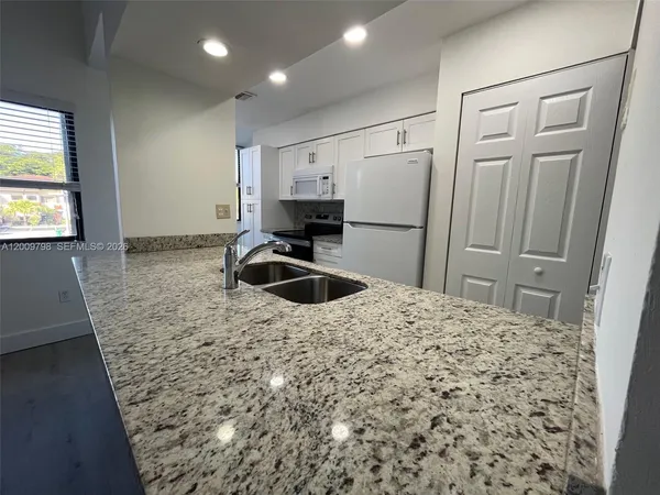 $2,200 | Esprit Condominiums, Miami, FL 33186