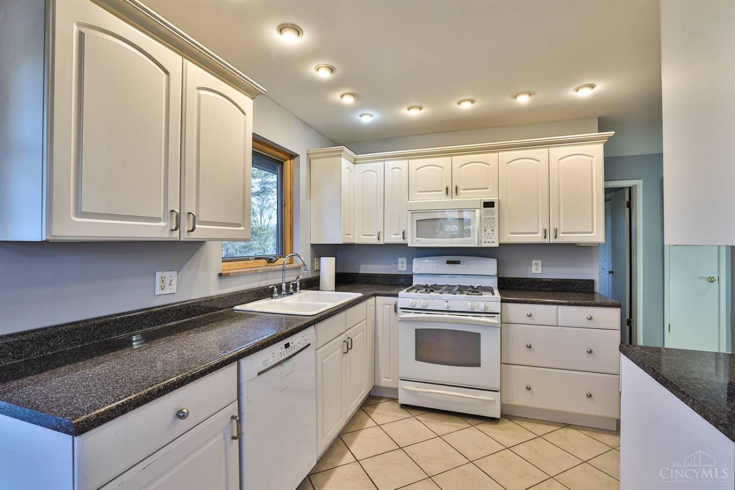 8090 Hopewell Road Montgomery, OH 45242 - Photo 9 of 33