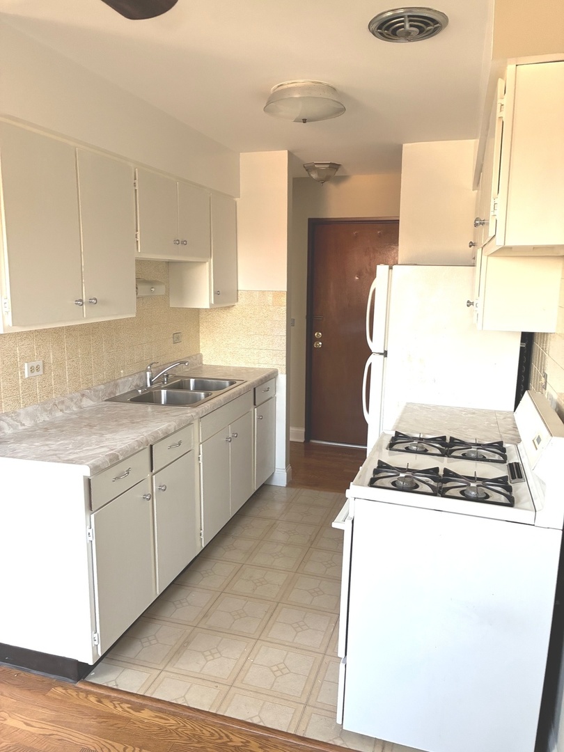 6300 West Irving Park Road, Unit 405 Chicago, IL 60634 - Photo 3 of 7