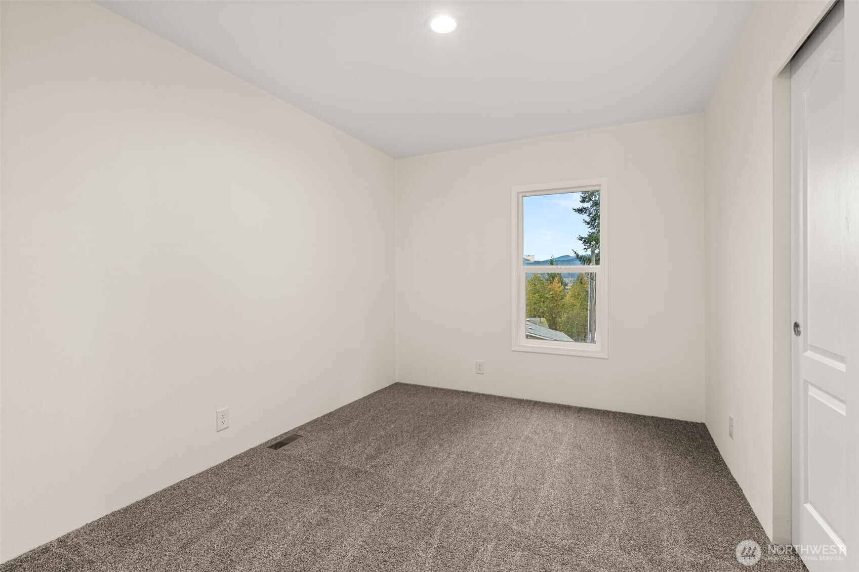 172 Boyd Road Randle, WA 98377 - Photo 22 of 30 an empty room with a window