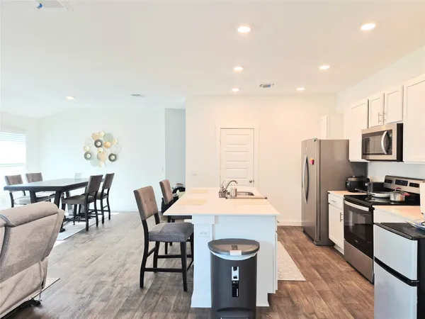 $2,100 | 501 Elm Crk Drive, Hutto, TX 78634