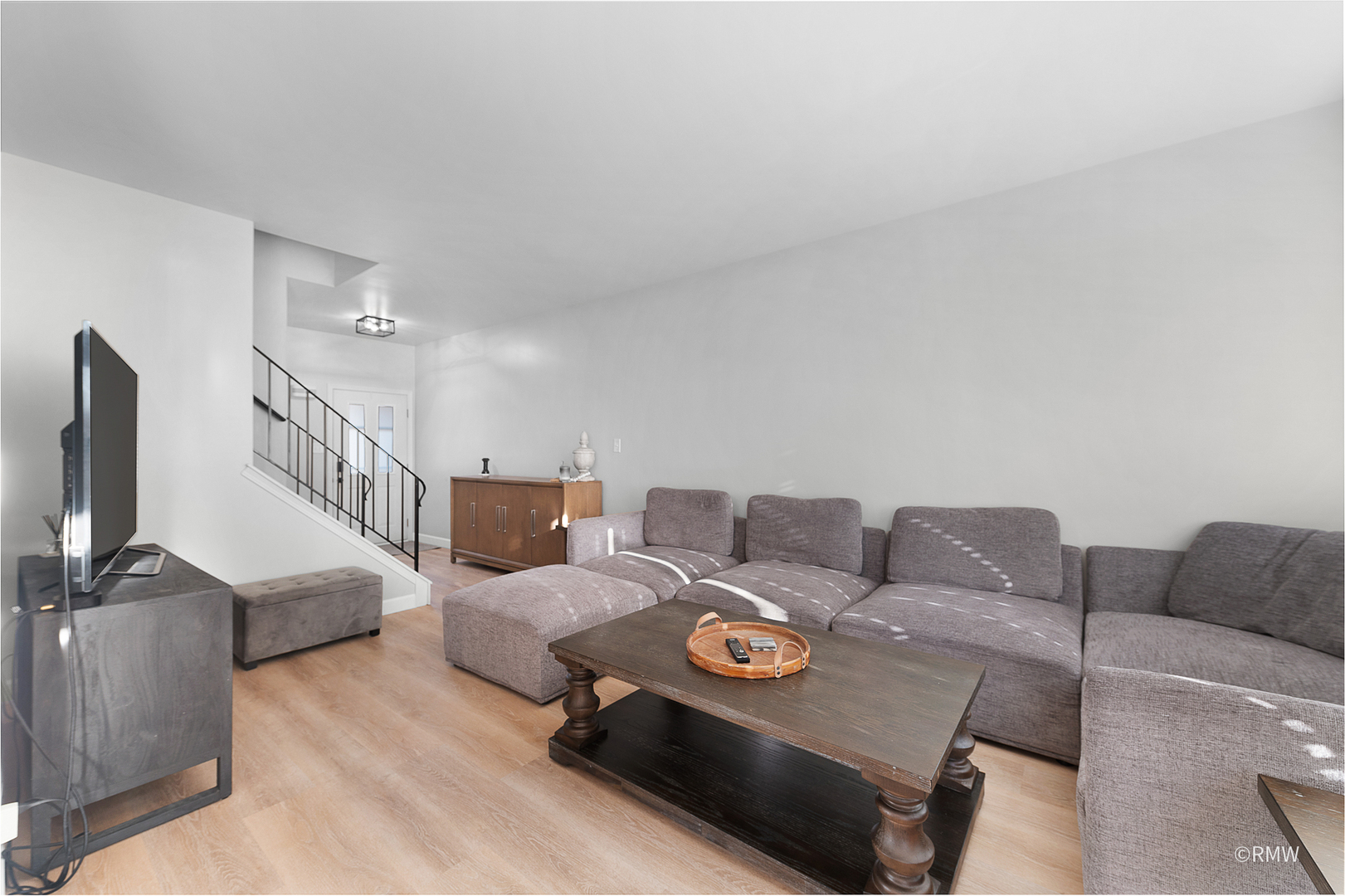 692 Western Lane Addison, IL 60101 - Photo 3 of 25 Gallery Image 3