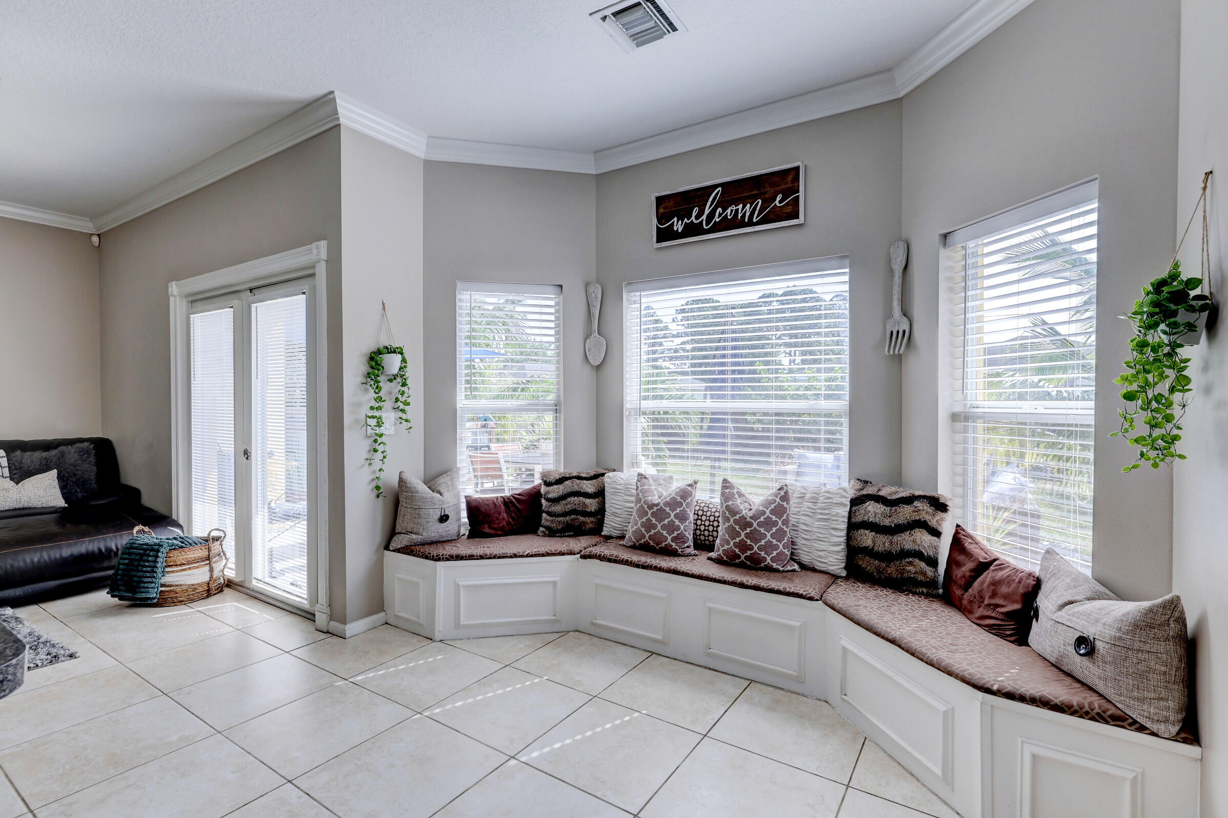 2481 Southwest Roney Road Port St. Lucie, FL 34953 - Photo 13 of 38 sitting area close up