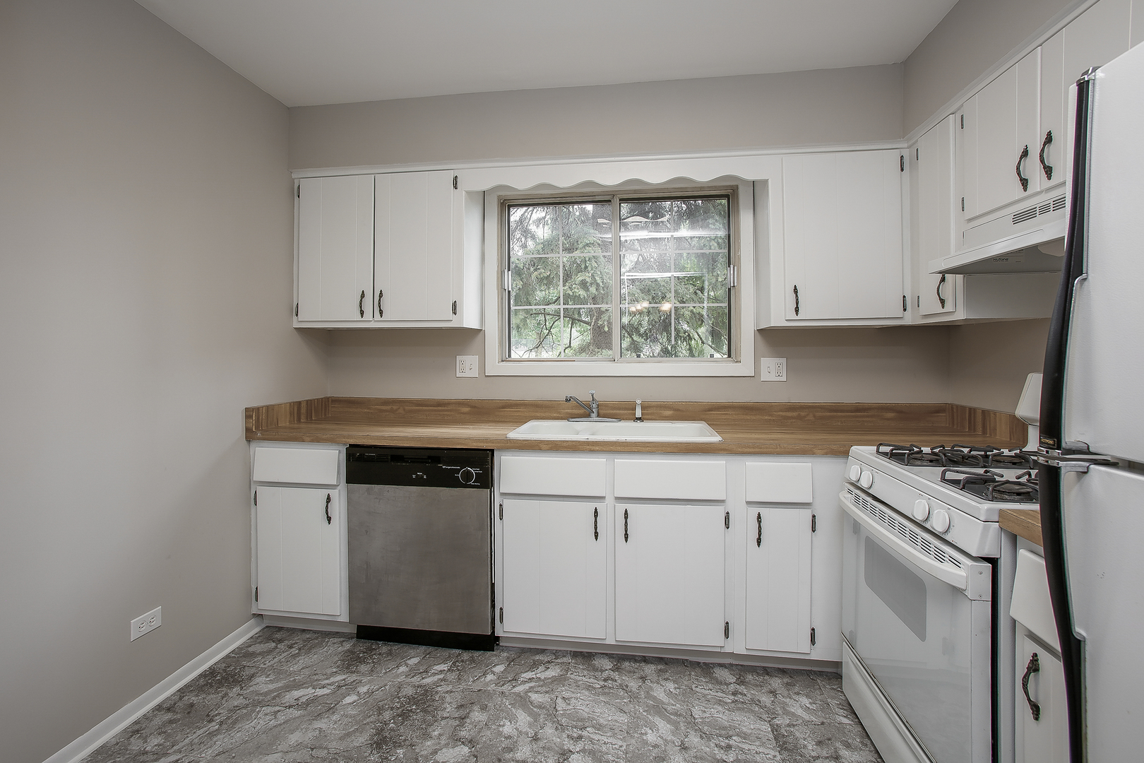 1730 Harrow Court, Unit A Wheaton, IL 60189 - Photo 6 of 17