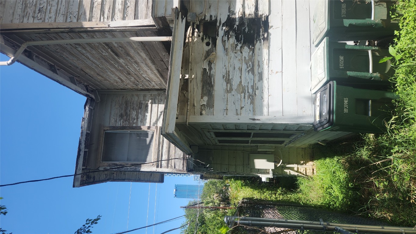 85 Navasota Street Austin, TX 78702 - Photo 15 of 17 View of side of home