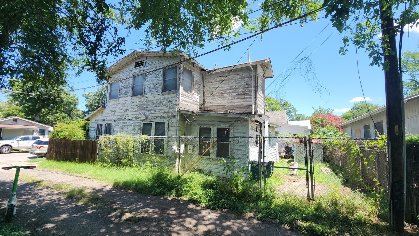 85 Navasota Street Austin, TX 78702 - Photo 4 of 17