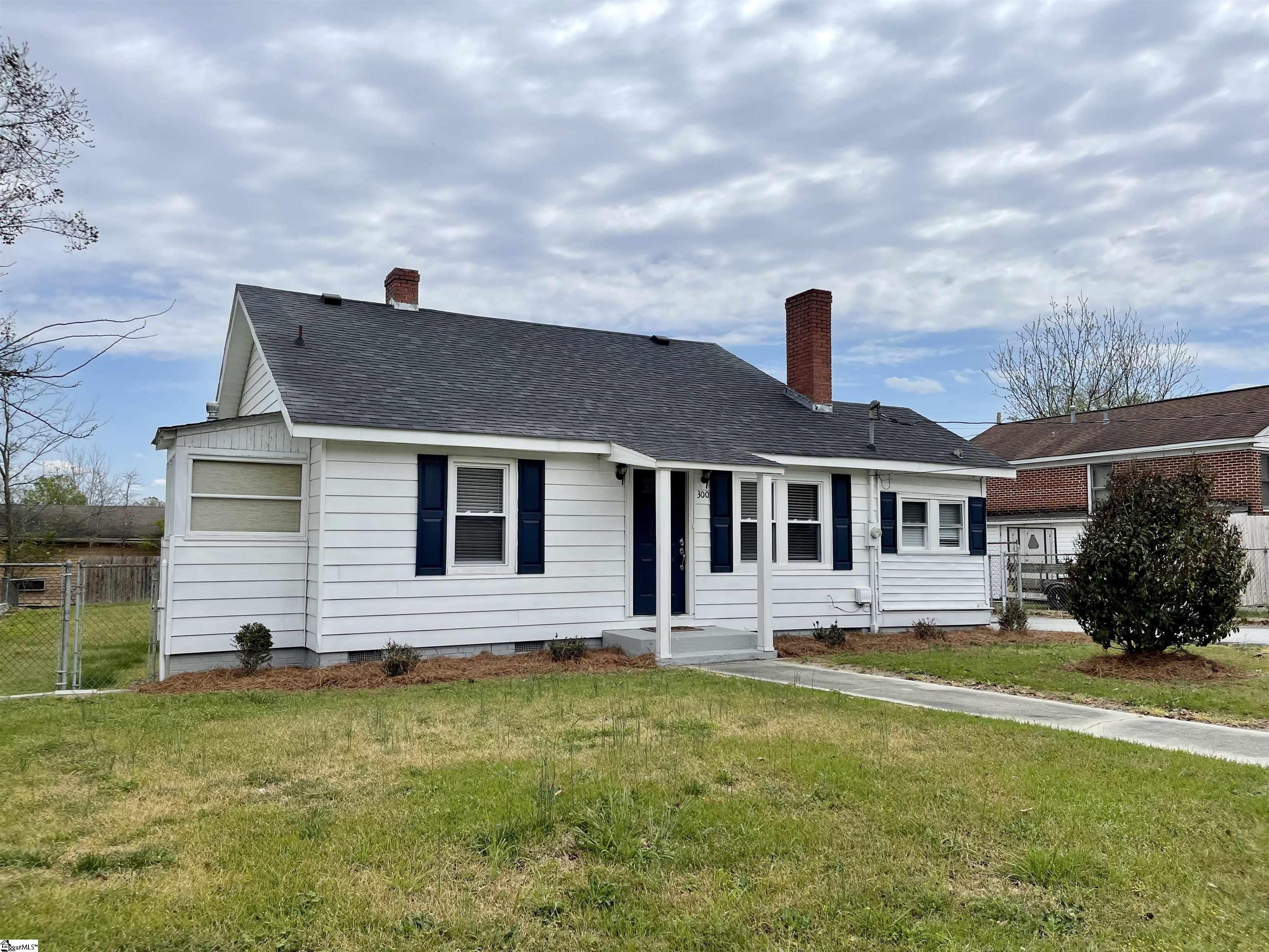 300 Elizabeth Street Clinton, SC 29325 - Photo 1 of 28 Gallery Image 1