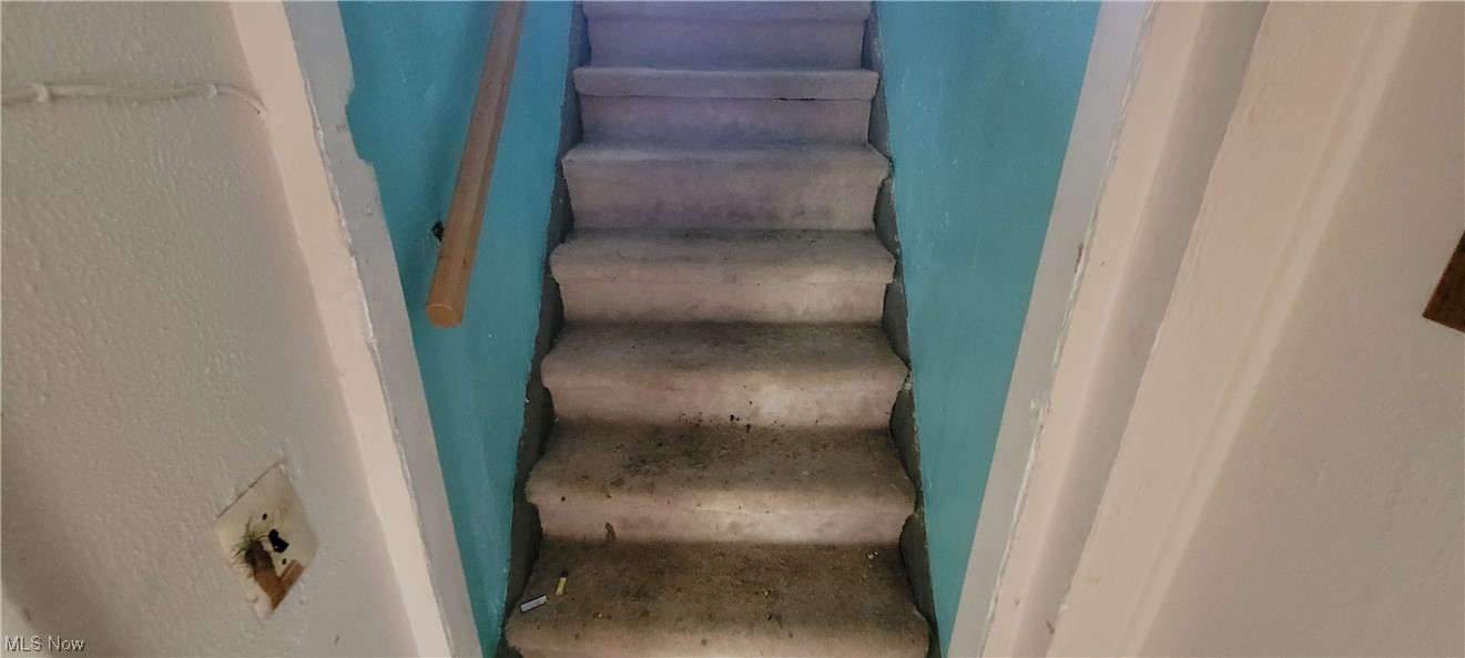 3936 Dunton Road Lorain, OH 44055 - Photo 31 of 35 View of stairs
